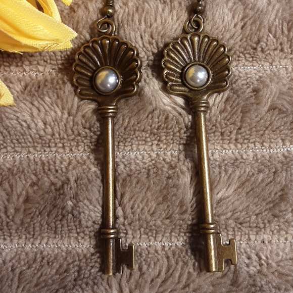 Handmade Oyster Shell Key Earrings Bronze With Pearl Bead - Picture 2 of 3